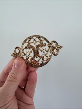 Vintage Pisces Elegant Gold-Tone Round Brooch